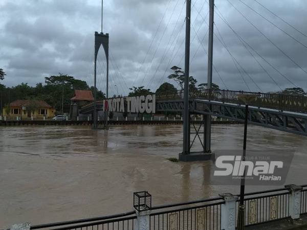 Sungai Johor berdekatan pusat bandar Kota Tinggi.