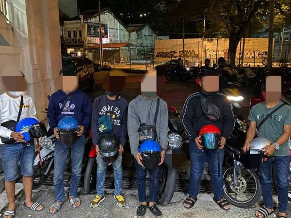 Pelajar Sekolah Merempit Dicekup Polis