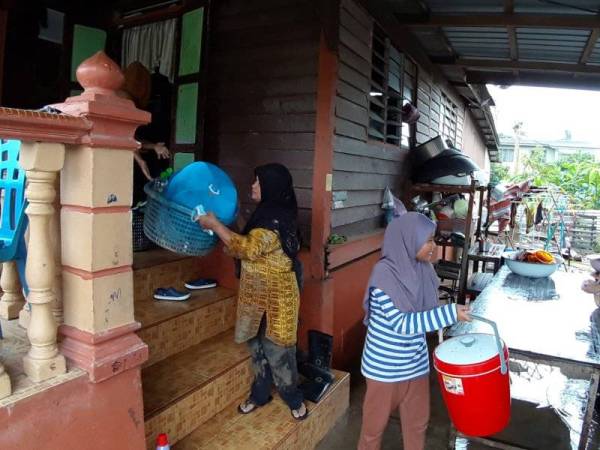 Penduduk di Kampung Bukit Mentok, Kemaman ini mula membersihkan kediaman mereka.