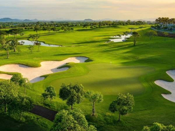 Pelancong asing boleh menghabiskan tempoh kuarantin selama dua minggu di resort terbabit dan dibenarkan bergerak di sekitar kawasan itu selain boleh bermain golf. - Foto Agensi