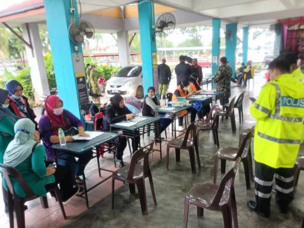 Proses pendaftaran mangsa banjir dilakukan pihak JKM di PPS SK Bukit Mutiara, Johor Bahru pada Isnin.