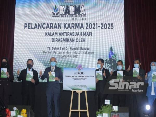 Ronald (tiga dari kiri) melancarkan KARMA 2021-2025 selepas menyampaikan Amanat Tahun 2021 di kementeriannya di Putrajaya pada Isnin.