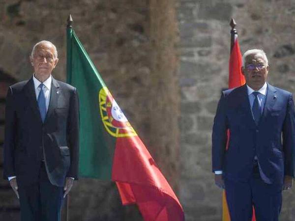 Gambar fail menunjukkan Presidan Portugal, Marcelo Rebelo de Sausa (kiri) dan Perdana
Menterinya, Antonio Costa. - Foto AFP