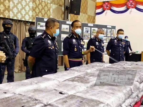 Razarudin (tengah) menunjukkan dadah yang dirampas pada sidang akhbar di IPK Johor pada Selasa.