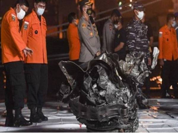 Serpihan pesawat Sriwijaya Air yang ditemui dikumpulkan di pelabuhan Tanjung Priok di utara Jakarta. - Foto ANTARA