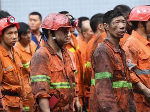 Gambar fail menunjukkan beberapa anggota penyelamat di sebuah lombong arang batu bagi menyelamat mangsa yang terperangkap dekat Chongqing sehingga menyebabkan 16 orang terbunuh pada September tahun lalu. - Foto AFP