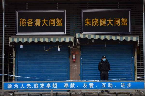 Covid-19 didakwa pertama kali dikesan di sebuah pasar borong di bandar Wuhan di China yang menjadi pusat wabak itu pada akhir 2019. - Foto: AFP