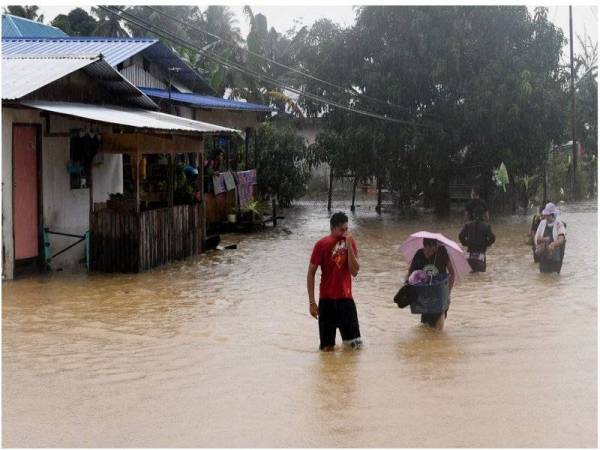 Penduduk Kampung Korina Sikuati meninggalkan rumah mereka untuk berpindah ke pusat penempatan banjir di SK. Sikuati Kudat apabila rumah mereka dinaiki banjir hari ini. Foto Bernama