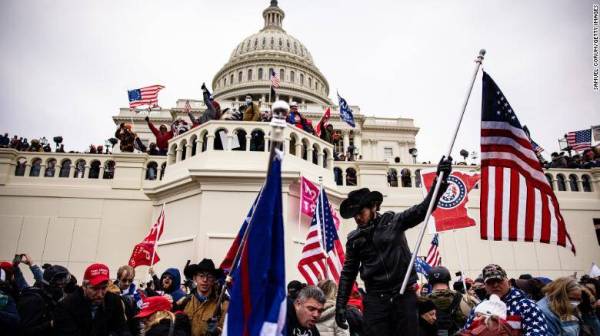 Tindakan pencerobohan dilakukan penyokong Trump ke atas Capitol pada minggu lalu telah menyebabkan beliau kini berdepan desakan meletak jawatan atau disingkirkan. - Foto: Agensi