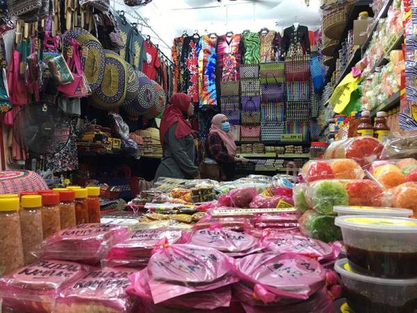 Ainul melayani pelanggan yang datang ke kedainya ketika tinjauan pada waktu petang di Medan Samudera, Bandar Hilir, Melaka pada Selasa. - Foto Bernama