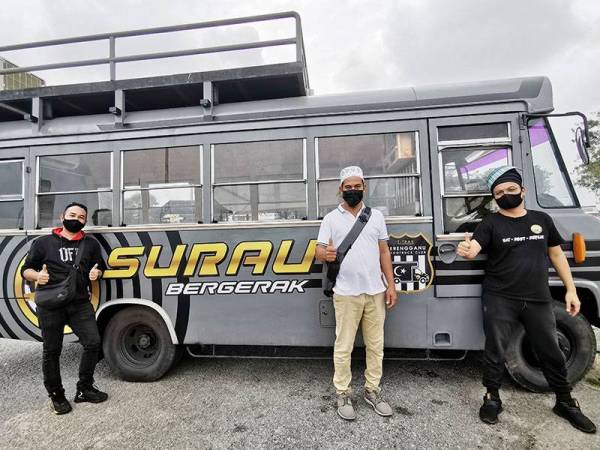 Hazim Fadzli (tengah) bersama Muhammad Sallehuddin Muhmad (kiri) dan Yusufhadi AlHafidz Sapai (kanan) disamping bas bergerak yang diubahsuai bagi kemudahan peniaga dan pengunjung menunaikan solat.