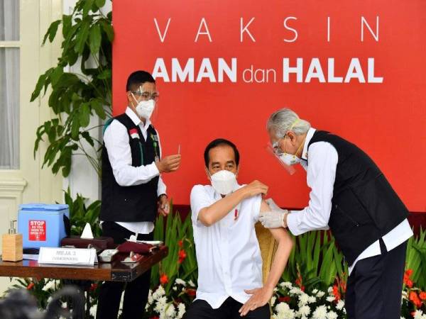 Jokowi menerima suntikan vaksin Covid-19, Sinovac di Istana Presiden pada Rabu. - AFP