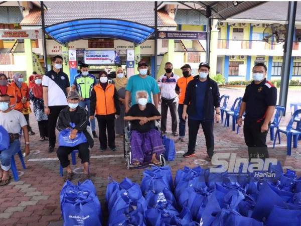 Pihak MAINJ sampaikan sumbangan kepada mangsa banjir di tujuh buah PPS sekitar Kota Tinggi pada Selasa.