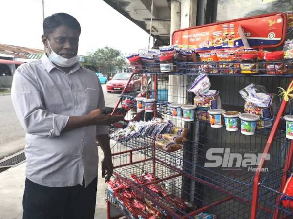 Jahir menunjukkan stok roti putih di kedai runcitnya habis dijual dalam waktu singkat sejak tiga hari lalu.