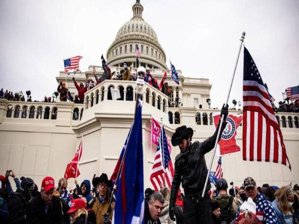 Tindakan pencerobohan dilakukan penyokong Trump ke atas Capitol pada minggu lalu telah menyebabkan beliau kini berdepan desakan meletak jawatan atau disingkirkan. - Foto Agensi