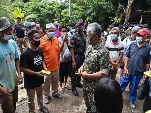 Yang di-Pertuan Agong beramah mesra dan mengurniakan sumbangan kepada mangsa banjir di Temerloh pada Rabu. - Foto FB Istana Negara