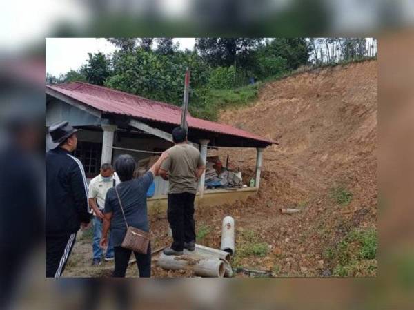 Kejadian tanah susur di belakang rumah Nona Budis di Kampung Garung, Kilometer 40 Jalan Puncak Borneo malam tadi. - Foto Bernama 