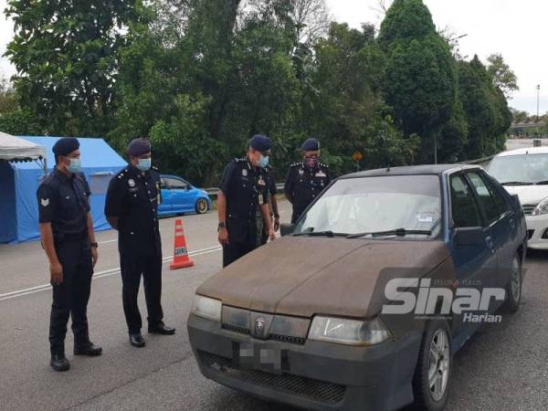 Mohamad (tiga dari kiri) ketika meninjau sekitar SJR di Tol Senawang pada Rabu.