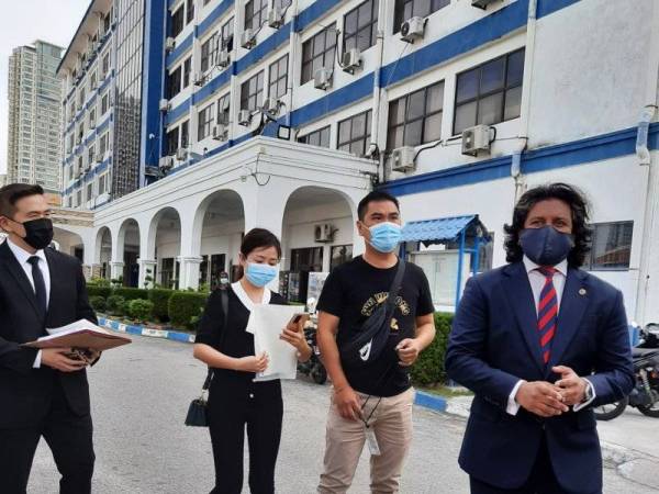 Dev Kumaraendran (depan) bersama pemilik restoran (kanan) dan isterinya hadir di IPDTL untuk memberi keterangan.