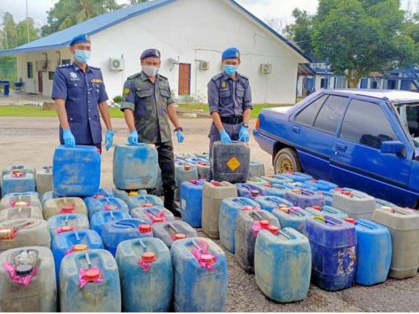 Azhari (tengah) bersama wakil dari KPDNHEP dan PPM Wilayah Tiga menunjukkan sebahagian daripada minyak petrol yang dirampas hasil operasi bersepadu PGA Batalion 7 Kuantan.