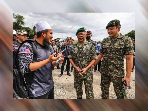 Ebit (kiri) beramah mesra dengan Yang di-Pertuan Agong. Turut berangkat, Pemangku Raja Pahang, Tengku Mahkota Tengku Hassanal Ibrahim Alam Shah (kanan). - Foto Facebook Ustaz Ebit Lew