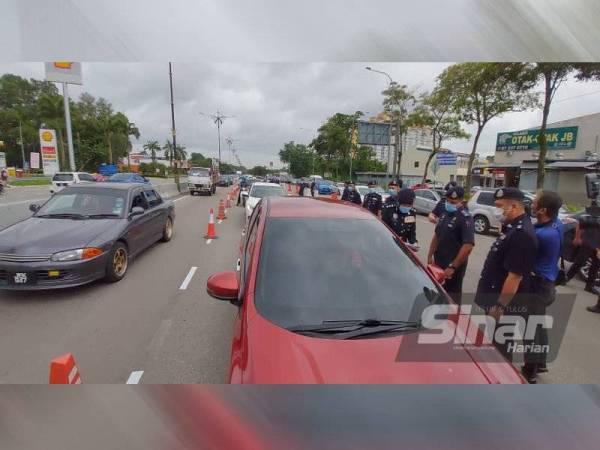 Ayob Khan meninjau operasi SJR yang dijalankan pada hari pertama PKP di Jalan Johor Bahru-Ayer Hitam, Skudai, Johor Bahru pada Rabu.