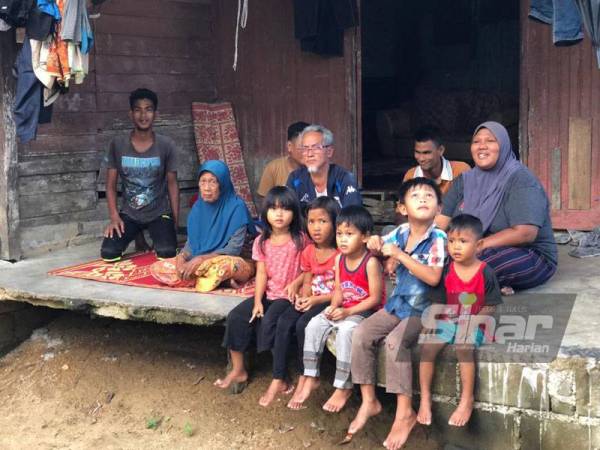 Che Soh bersama keluarga yang tinggal di sebuah rumah pusaka usang milik keluarga isteri, Jamilah Ramli, 44, di Kampung Tasik, Jalan PCB di Kota Bharu.