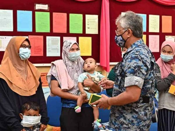 Al-Sultan Abdullah Ri'ayatuddin Al- Mustafa Billah Shah berkenan menyantuni mangsa banjir di Kampung Acheh dan mengurniakan sumbangan bagi meringankan beban yang ditanggung mereka.PIX FB ISTANA NEGARA