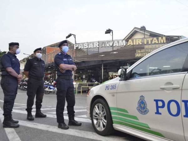 Polis menutup beberapa jalan di Pasar Air Itam sepanjang PKP dilaksanakan sehingga 26 Januari ini.