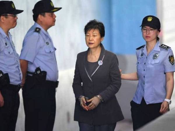 Gambar fail menunjukkan bekas Presiden Korea Selatan, Park Geun-hye tiba di Mahkamah Daerah Tengah Seoul pada tahun 2017. - Foto AFP