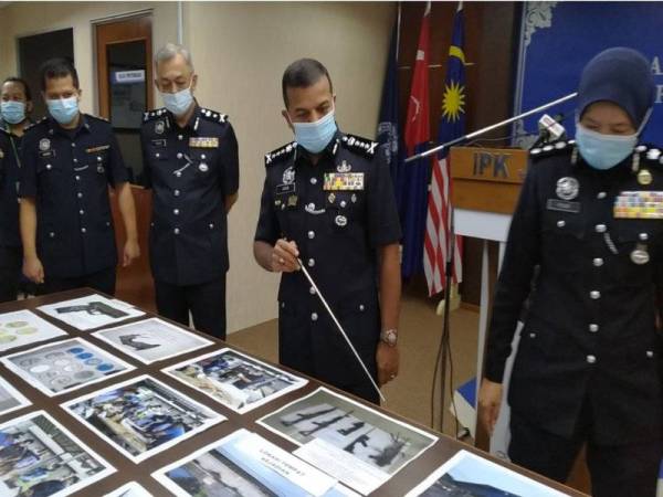 Ayob Khan (dua dari kanan) menunjukkan gambar operasi pencarian senjata api di dalam Sungai Skudai pada sidang akhbar di IPK Johor, Johor Bahru pada Khamis.