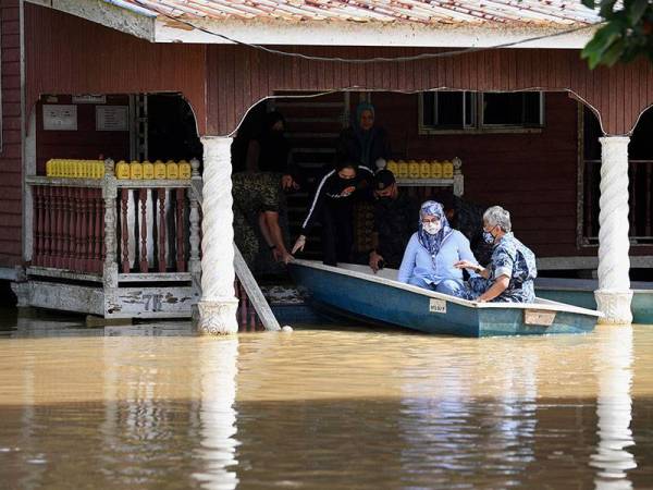 Al-Sultan Abdullah bersama Tunku Azizah berkenan menziarah mangsa banjir di Kampung Tanjung Medang, Pekan pada Khamis. - Foto Bernama