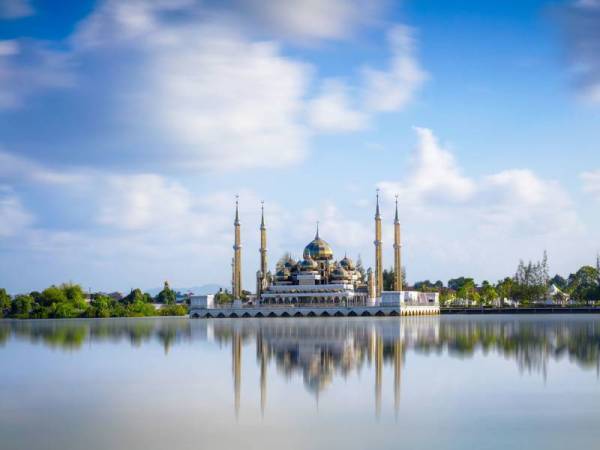 Aktiviti solat fardu berjemaah dan solat Jumaat di masjid dan surau termasuk aktiviti kuliah harian dibenarkan dengan mematuhi SOP. 