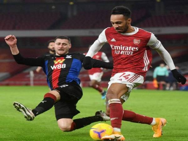 Penyerang Arsenal, Pierre - Emerick Aubameyang (kanan) cuba melepasi kawalan pertahanan Crystal Palace di Emirates pada awal pagi Jumaat.