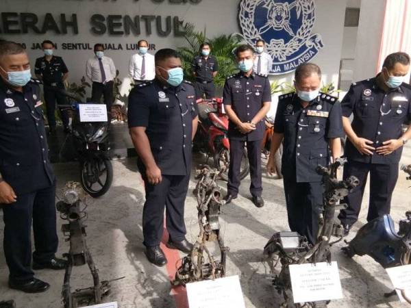 Eng Lai (dua dari kanan) melihat motosikal yang dirampas pada sidang akhbar di IPD Sentul pada Jumaat.