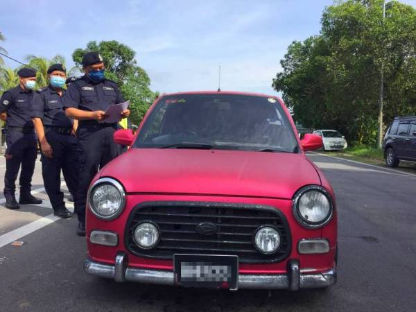 Shafien (kanan) melakukan tinjauan di SJR Bukit Yong, Pasir Puteh pada Jumaat.