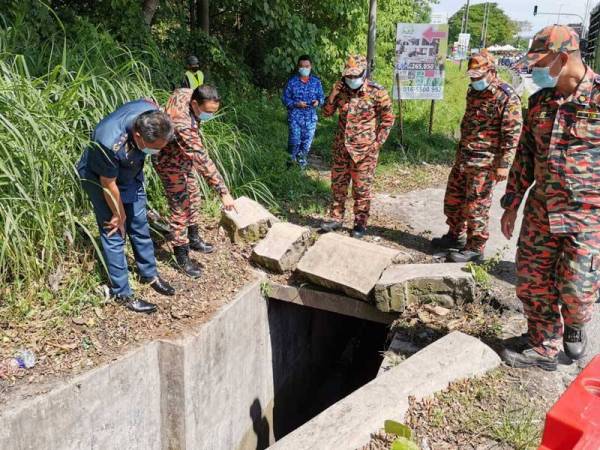 Azmi meninjau lokasi mangsa dipercayai terjatuh selepas terbabas sebelum dihanyutkan arus longkang dalam kejadian pada petang Khamis.