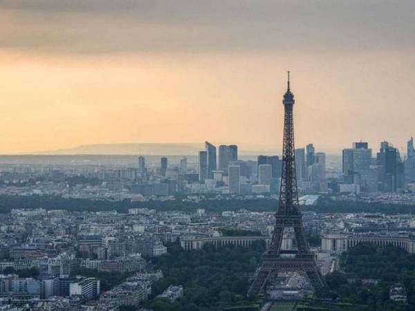 Paris akan dikenakan perintah berkurung bagi membendung penularan Covid-19 mulai Sabtu ini. - Foto AFP