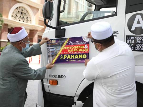 Pelancaran Misi Bantuan JAWI Food Bank ke Pahang telah disempurnakan oleh Menteri di Jabatan Perdana Menteri (Hal Ehwal Agama), Senator Datuk Seri Dr Zulkifli Mohamad Al-Bakri (kiri) di Lobi Blok A, Kompleks Islam Putrajaya pada Jumaat.