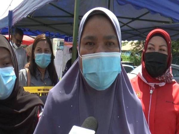 Khadijah ketika ditemui di Pos Kawalan Tempat Kejadian, Ipoh pada Jumaat.