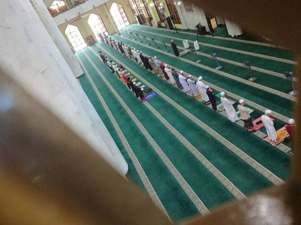 Seramai 45 jemaah dibenarkan mendirikan solat Jumaat di di Masjid Al Azim Bukit Palah di Melaka pada Jumaat.