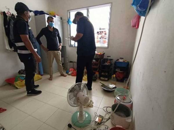 Keadaan sebuah bilik yang turut dijadikan ruang memasak dalam operasi di sebuah penginapan asrama pekerja asing di Kampung Acheh, Sitiawan pada Jumaat.