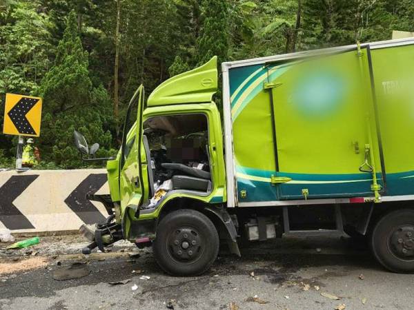 Keadaan lori yang terbabas di Kilometer 17.3 Jalan Genting Highlands, Bentong pada Jumaat. Foto: Ihsan PDRM