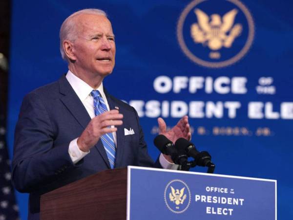 Biden ketika membuat pengumuman tentang rancangan pertama beliau untuk memulihkan semula ekonomi AS di Queen theater di Wilmington, Delaware pada Khamis. - Foto AFP