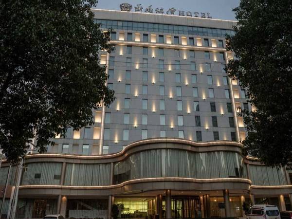 Kesemua 13 pakar antarabangsa tersebut sedang menjalani kuarantin wajib di Hotel Jade Boutique di bandar Wuhan. - Foto: AFP