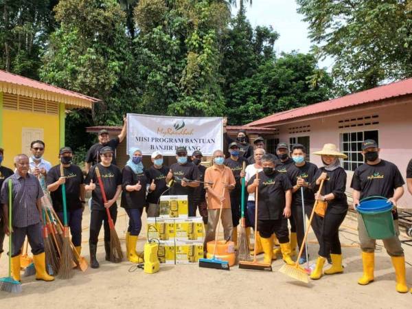 Sukarelawan MyRaudhah bergambar bersama Ahmad Nazlan dan Ruhaidini selepas pelancaran gotong-royong di Masjid Kampung Kelola, Jerantut.