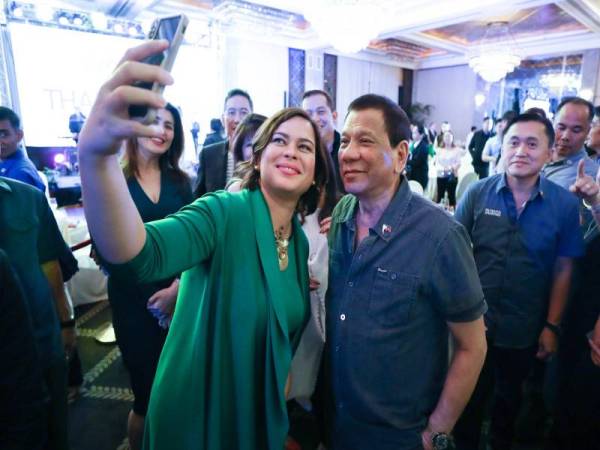 Sara berswafoto bersama bapanya, Presiden Rodrigo Duterte ketika meraikan kemenangan semasa pilihan raya tempatan pada 2019.