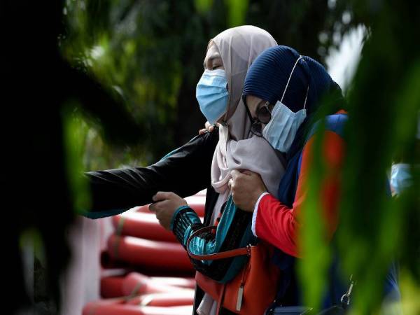 Anggota keluarga Tun Salleh kelihatan sedih ketika menyaksikan pengebumian bekas Ketua Hakim Negara itu di Tanah Perkuburan Islam Sheikh Ibrahim, Jalan Pusara hari ini. - Foto Bernama