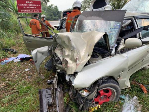 Keadaan kenderaan mangsa kemalangan remuk. - Foto Ihsan PDRM