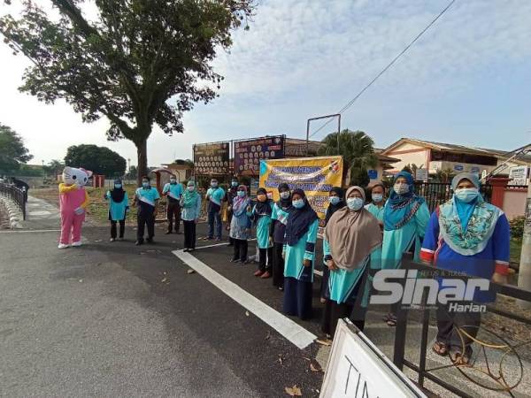 SMK Bandar Baru Serting ambil inisiatif edar bahan modul PdPR secara pandu lalu.